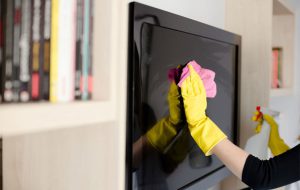 چگونه صفحه نمایش تلویزیون را تمیز کنیم ؟ آموزش ترفند بهترین روش
