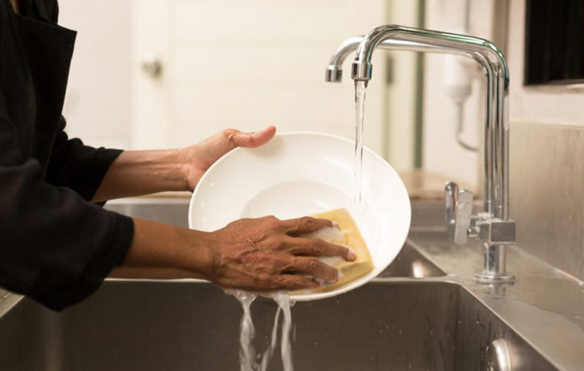 مقایسه مصرف آب در ماشین ظرفشویی و شستشو با دست